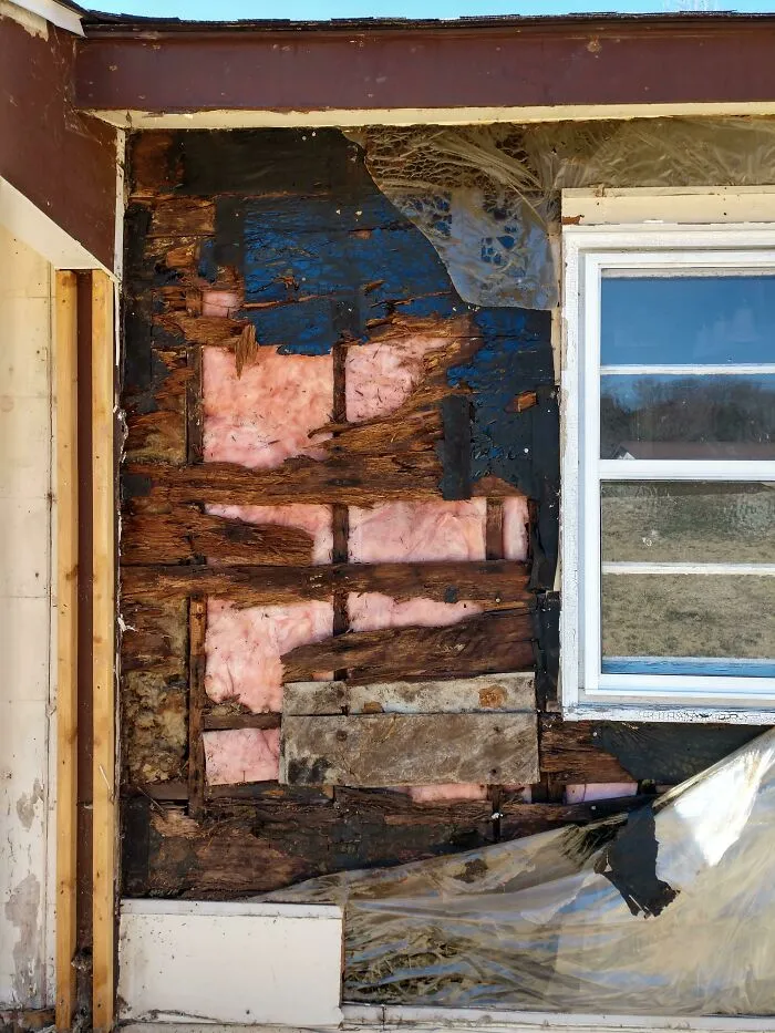 Im Replacing The Siding And Windows To A House I Just Bought. Its My First House, Im Only 22. The Entire Structure Of The House Is Like This