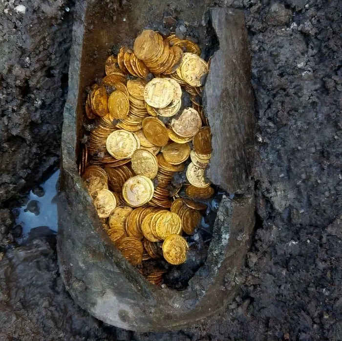 A Soapstone Container Containing Several Hundred Gold Coins From The Roman Empire Was Found In The Center Of The Italian City Of Como