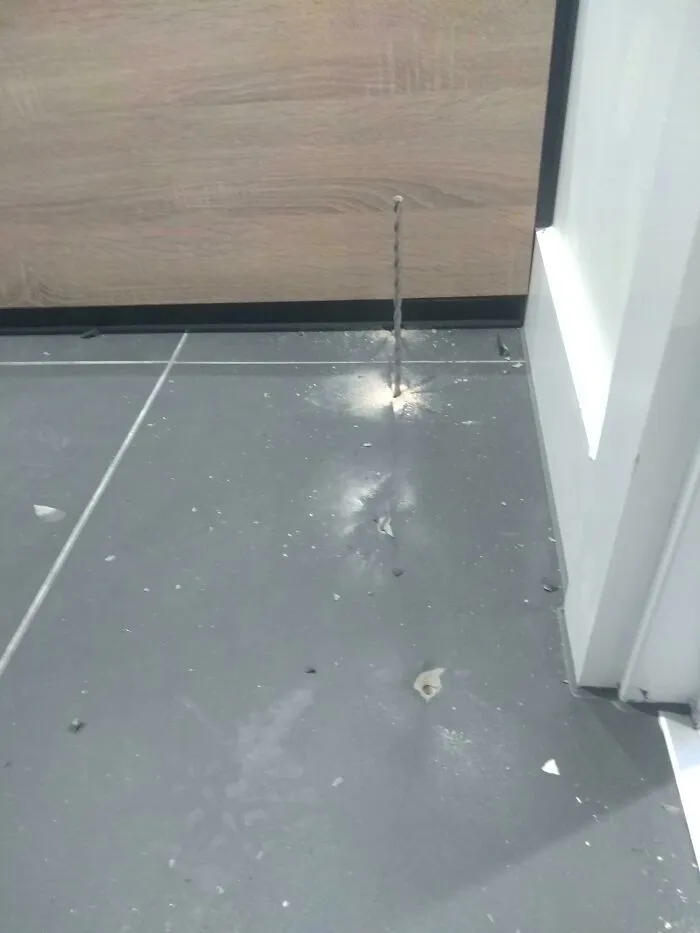 Mi vecino usando el taladro más largo que tiene