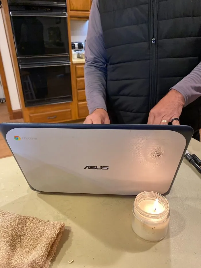 Mi padre dijo: “Google está haciendo esta tontería de difuminar la parte superior izquierda de los resultados. Facebook también lo está haciendo, de hecho”. Derritió la esquina superior izquierda de su pantalla.