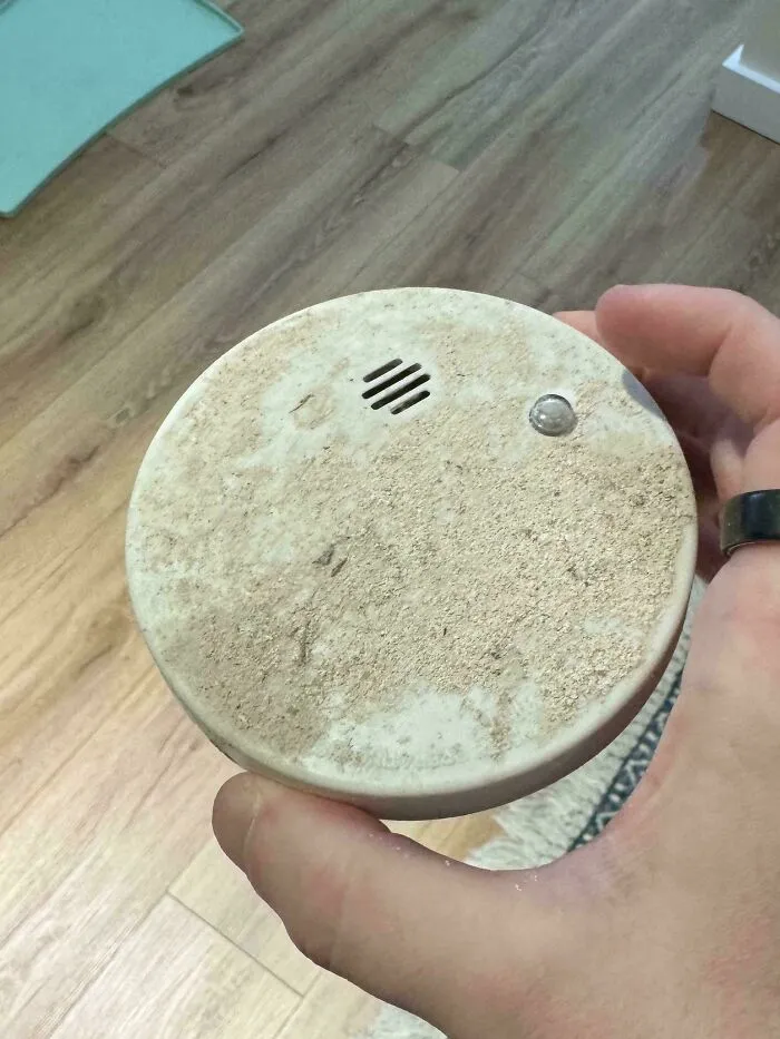 Llevamos nueve días seguidos volviéndonos locos intentando encontrar un detector de humo que no paraba de sonar. Resulta que un contratista lo dejó dentro de la pared entre la cocina y el baño.
