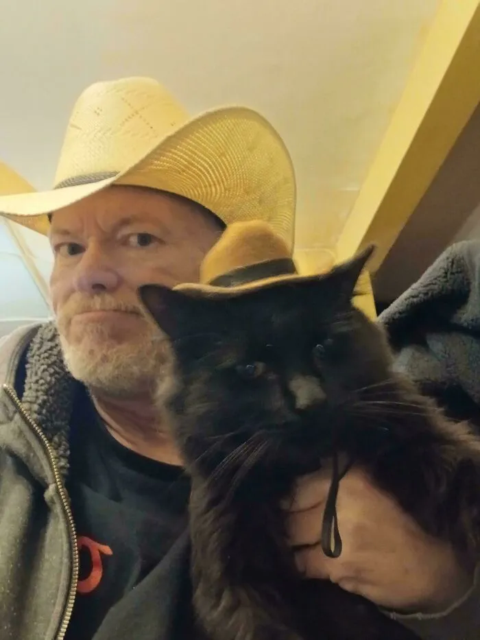 Soy un viejo cascarrabias al que engañaron para que adoptara un gato. No sé por qué pensaron que conectaríamos. Lo amo.
