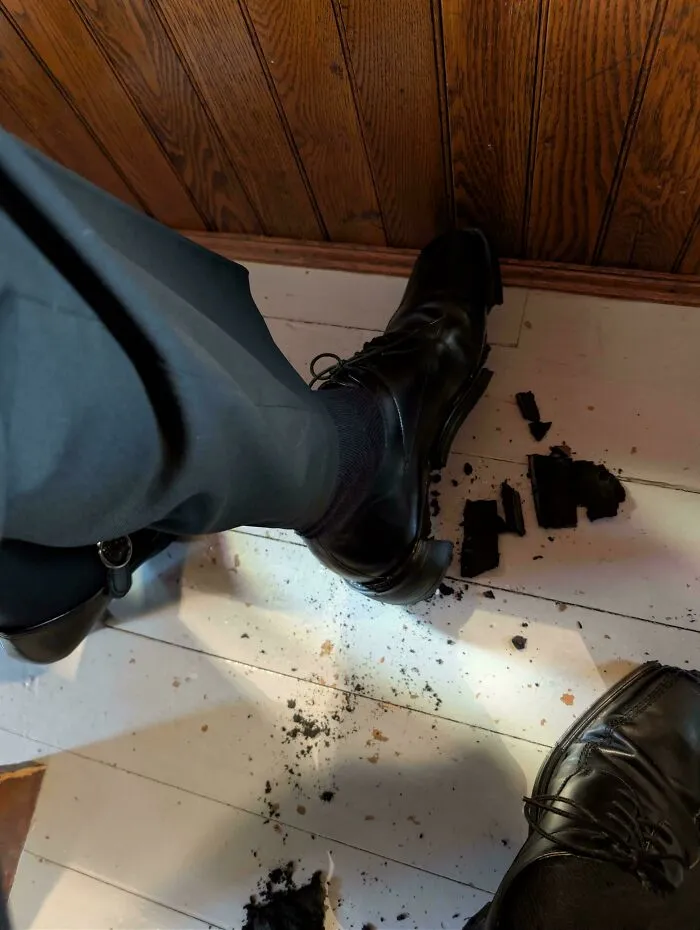 Mis zapatos se desintegraron ayer en un funeral en la iglesia.