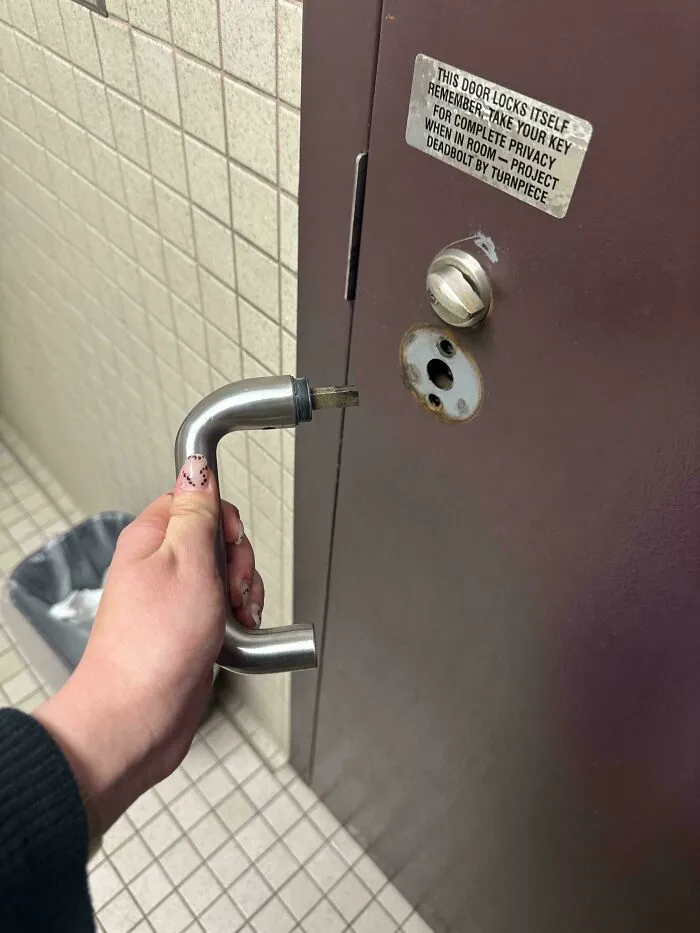 Me quedé atrapada en el baño del trabajo.