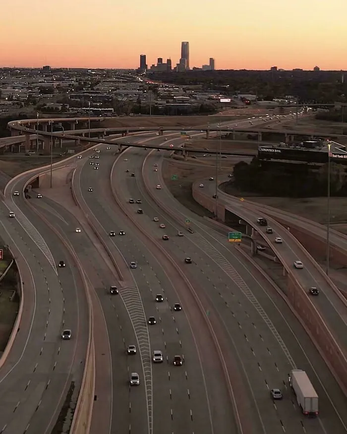 Oklahoma City, infraestructura vial excesiva para una ciudad de este tamaño. El transporte público sería genial.
