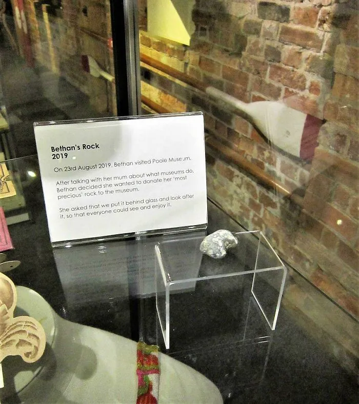 In 2019, A Young Girl Named Bethan Donated Her “Most Precious Rock” To Poole Museum, Asking Only That It Be Displayed Behind Glass