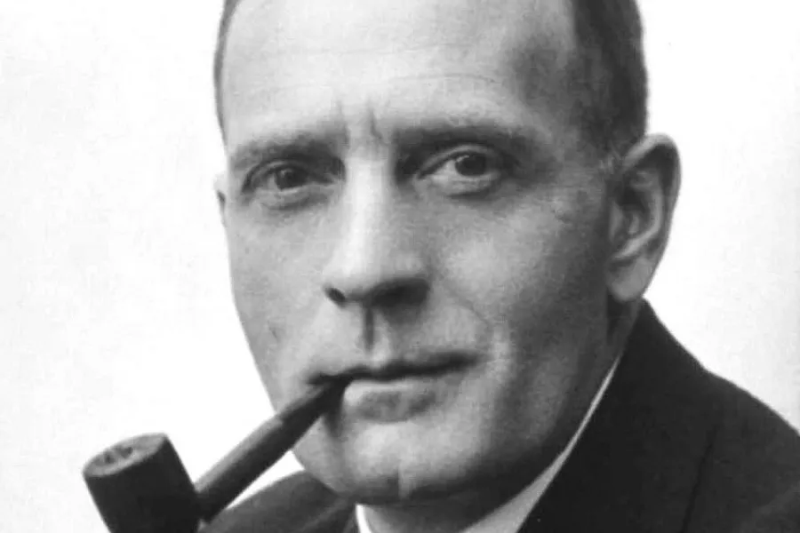 Edwin Hubble with a pipe, black and white portrait of the historical figure linked to the Big Bang theory proposal.
