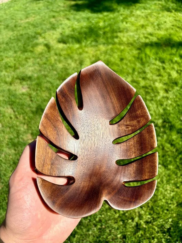 Cuenco con forma de hoja que tallé en nogal.