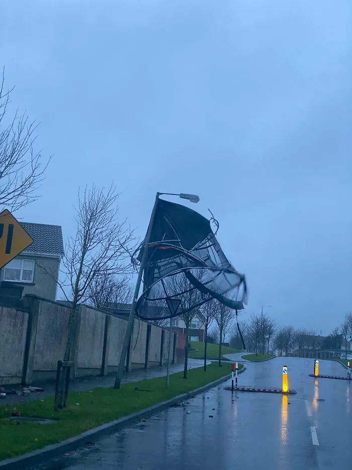Por no atar la cama elástica durante una tormenta