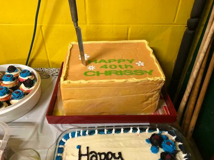 Cuando se trata de estereotipos sobre Wisconsin, pienso: "Hombre, no somos así en realidad". Pero anoche en el bar había un queso de cumpleaños de 18 kilos, no un pastel.