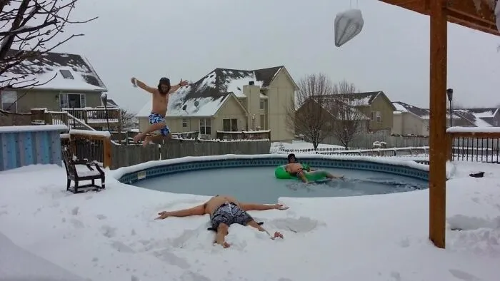 Niños disfrutando la vida cotidiana en nieve y piscina al aire libre en un estado de EEUU con clima inusual.