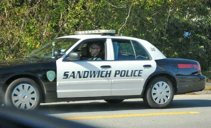 Hay un pueblo en Massachusetts llamado Sandwich, y sus coches patrulla llevan la inscripción "Policía de Sandwich".