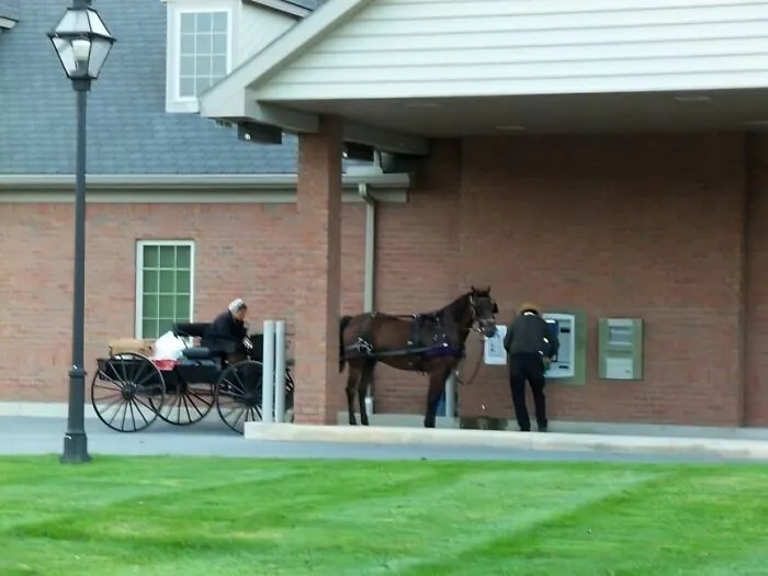 Un hombre amish retira dinero de un cajero automático en Pensilvania.
