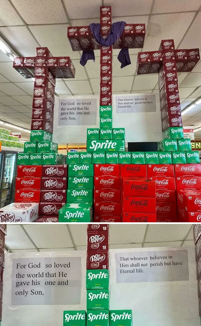 Exhibición creativa con cajas de refrescos formando cruces, mostrando un contraste divertido de la vida cotidiana en EEUU.