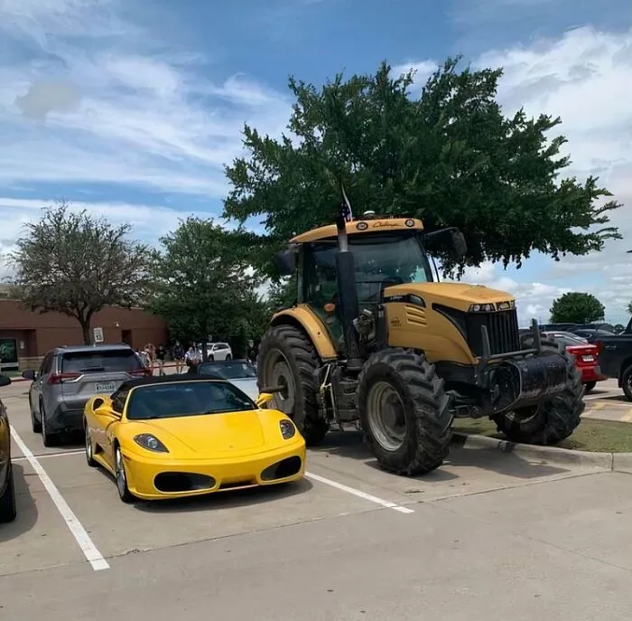 Solo en Texas... Un Ferrari estacionado junto a un tractor en una escuela secundaria local (y sí, ambos fueron conducidos hasta allí por estudiantes).