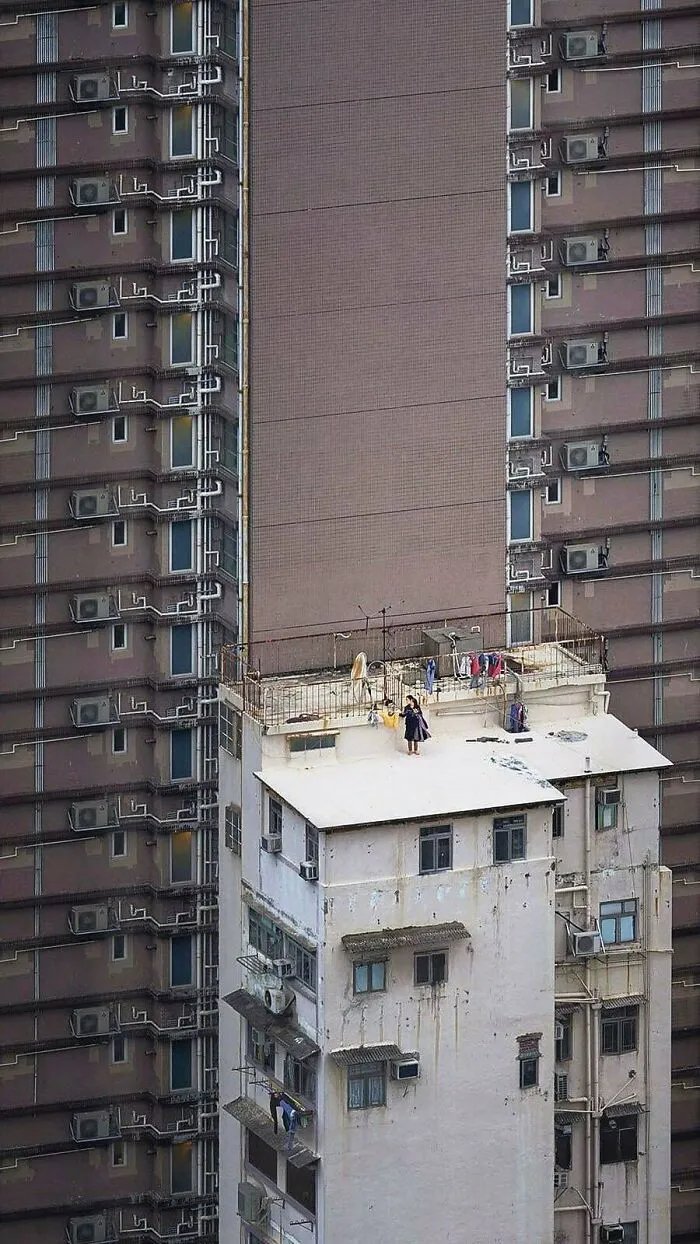 La vida cotidiana en las azoteas de los edificios antiguos de Hong Kong, capturada por Romain Jacquet-Lagreze.