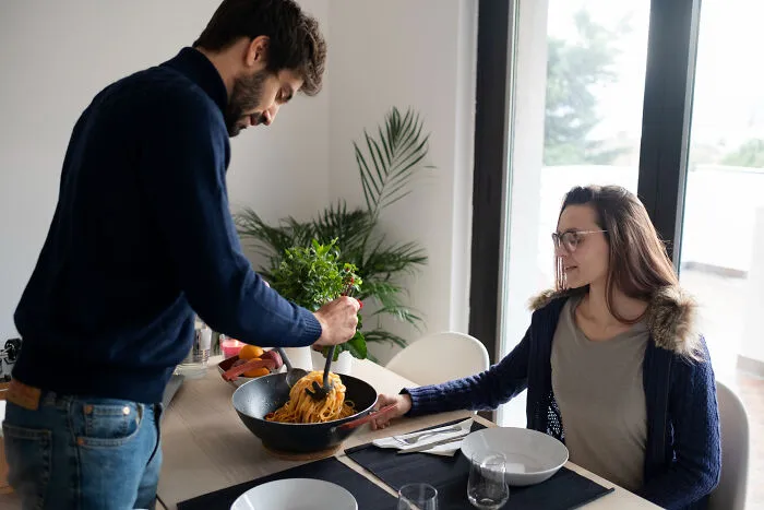 From Filthy Kitchens To Unthinkable Finds, 33 People Share Their Worst House Visits