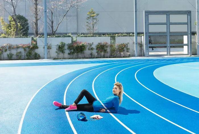 This Photographer Captured 27 Shots Where People Blend Perfectly Into Their Surroundings