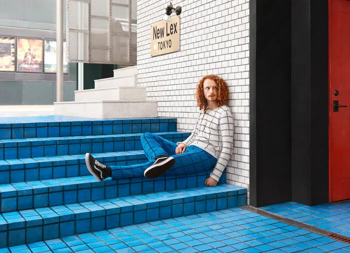 This Photographer Captured 27 Shots Where People Blend Perfectly Into Their Surroundings