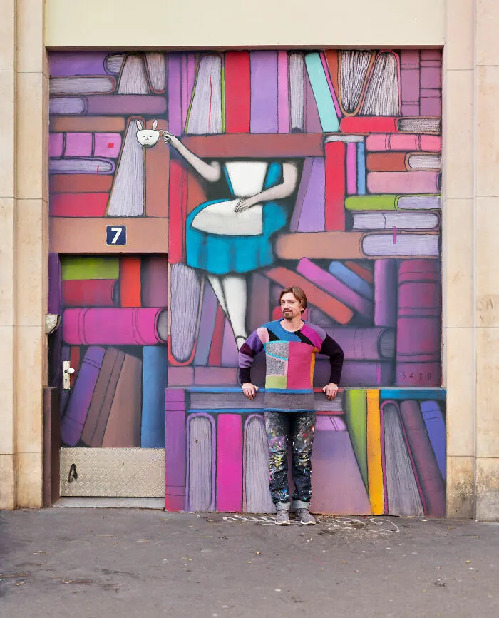 This Photographer Captured 27 Shots Where People Blend Perfectly Into Their Surroundings