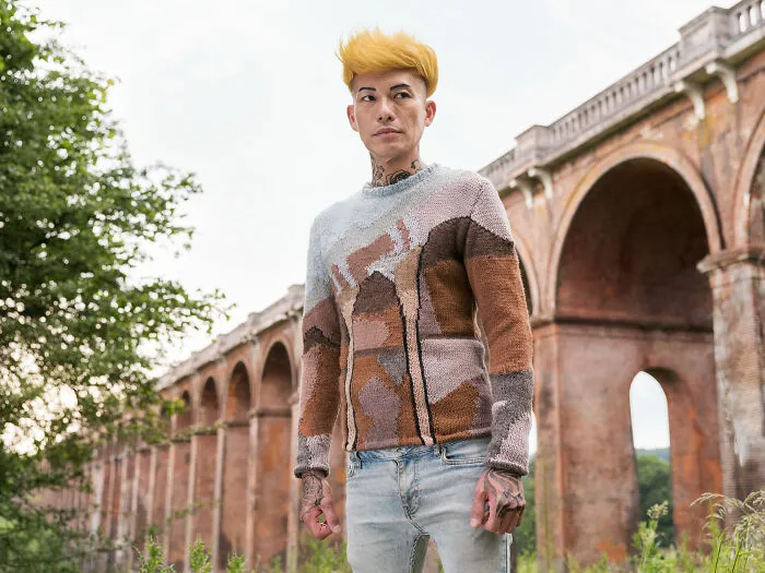 This Photographer Captured 27 Shots Where People Blend Perfectly Into Their Surroundings