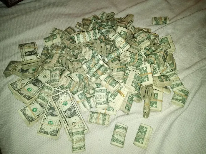 79 People Share The Strange Things Previous Owners Left Behind In Their Homes