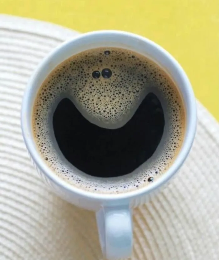 33 The Most Unintentionally Hilarious "Coffee Faces" Found In Foam Shared By This Community