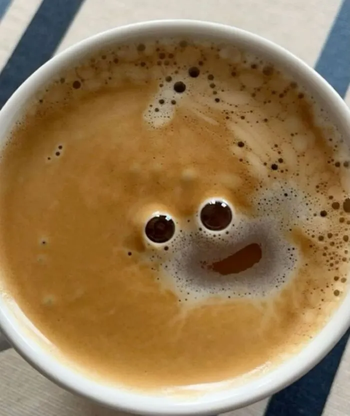 33 The Most Unintentionally Hilarious "Coffee Faces" Found In Foam Shared By This Community