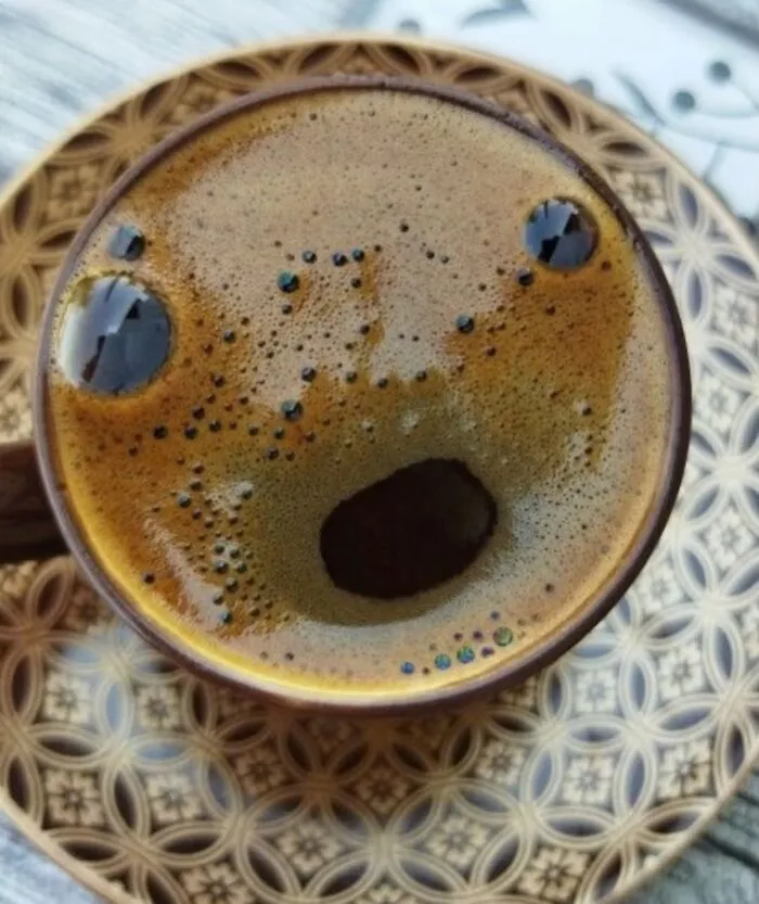 33 The Most Unintentionally Hilarious "Coffee Faces" Found In Foam Shared By This Community