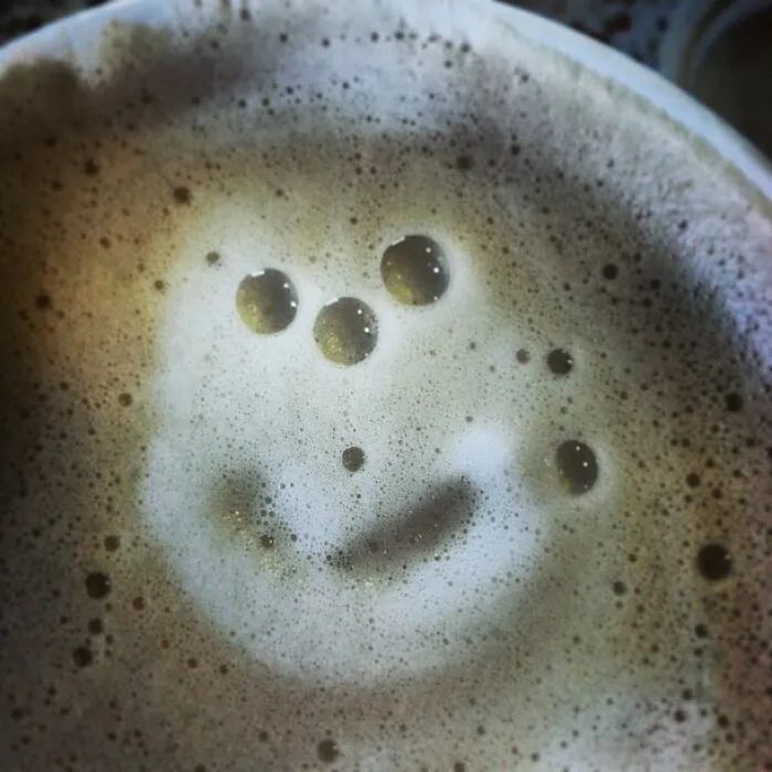 33 The Most Unintentionally Hilarious "Coffee Faces" Found In Foam Shared By This Community