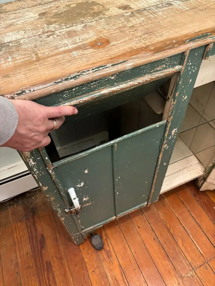 79 People Share The Strange Things Previous Owners Left Behind In Their Homes