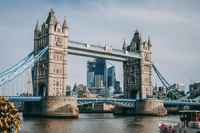 “Many People Still Believe It”: 25 Silly Yet Popular Myths About Iconic Landmarks Around The World
