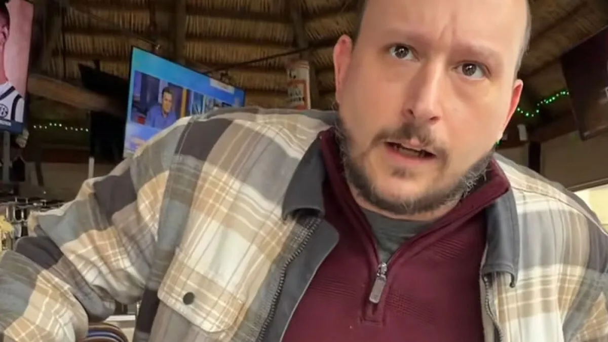 “Lady, You Might Be In Danger": Dramatic Twist As Husband Realizes The Woman He’s Been Messaging On Tinder Is His Wife