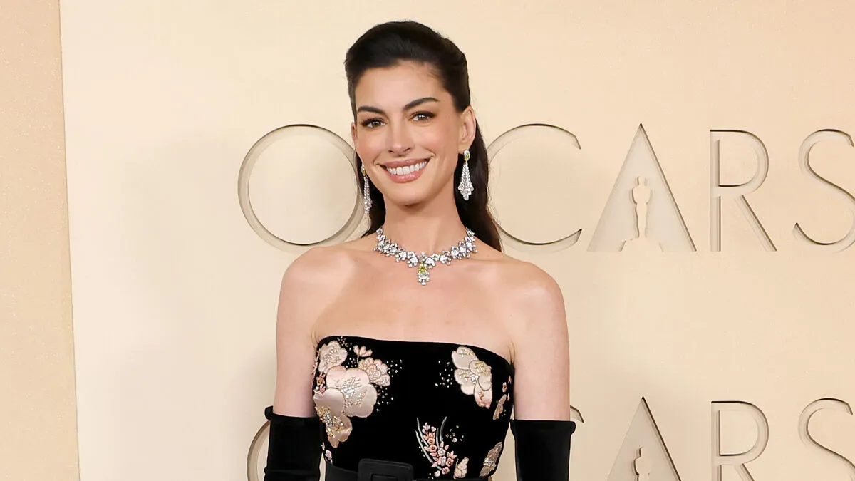 Anne Hathaway’s Oscars Appearance Sparks Wild Reactions As Fans Notice Something Off