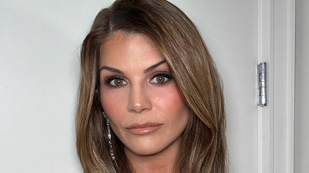"Holy Plastic Surgery": Lori Loughlin Surprises Fans With Unrecognizable Look After Mossimo Giannulli Split