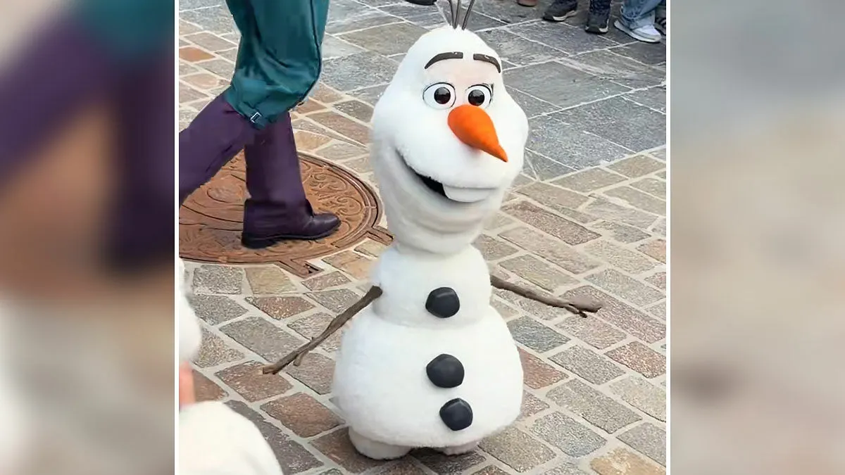“I Feel You”: Disney’s New Olaf Robot Malfunctions In Front Of Parkgoers, Leading To Dozens Of Hilarious Memes