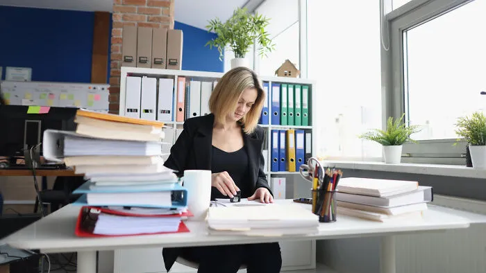 Online Thread Asked For The "Dark Facts" Of A Profession, And These 33 Answers Are Sobering