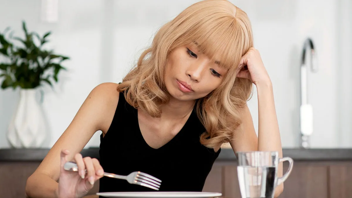 Guy Devours GF’s Meals Like A Hungry Raccoon, Calls Her Selfish When Asked To Pay More For Food