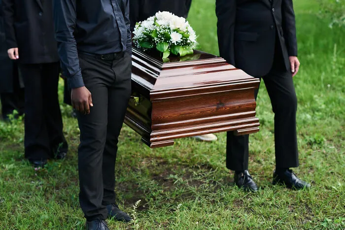 40 Insane Stories That Funeral Directors Can’t Believe Actually Happened