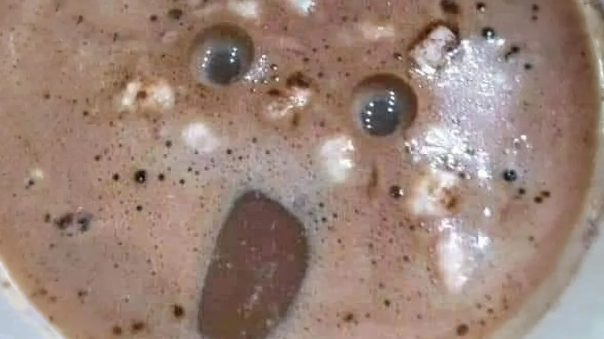33 The Most Unintentionally Hilarious "Coffee Faces" Found In Foam Shared By This Community