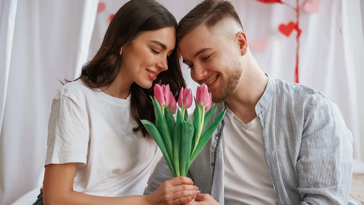 GF Makes BF's Toxic Uncle Mad With The Help Of A Simple Bouquet Of Pink Flowers—Internet Loves It 