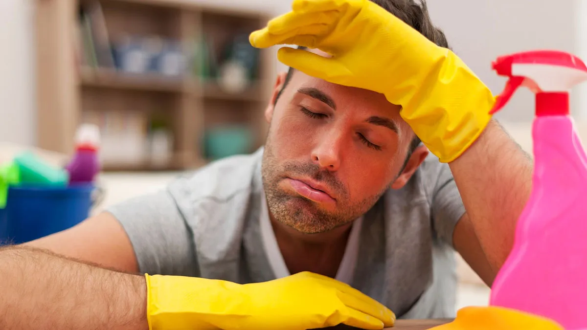 Guy Puts His Foot Down After Hubby Invites Mom Over, But Doesn't Clean Guest Room
