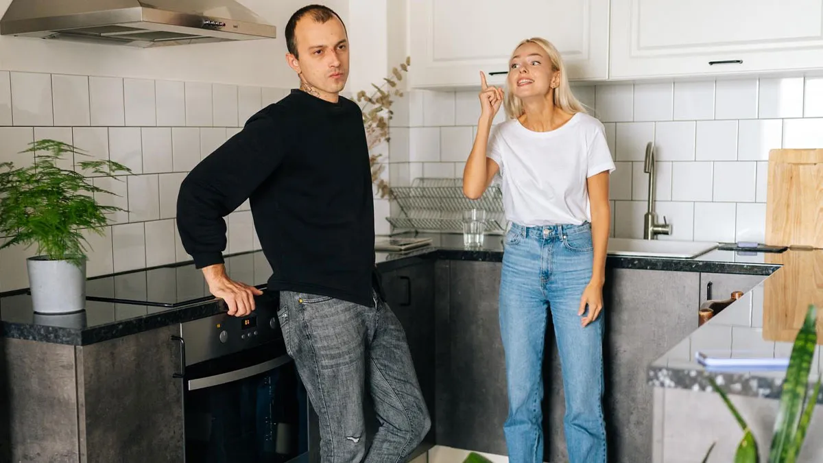 GF Invites Ex Over To Her BF’s Apartment, Acts Shocked When BF Kicks Them Out