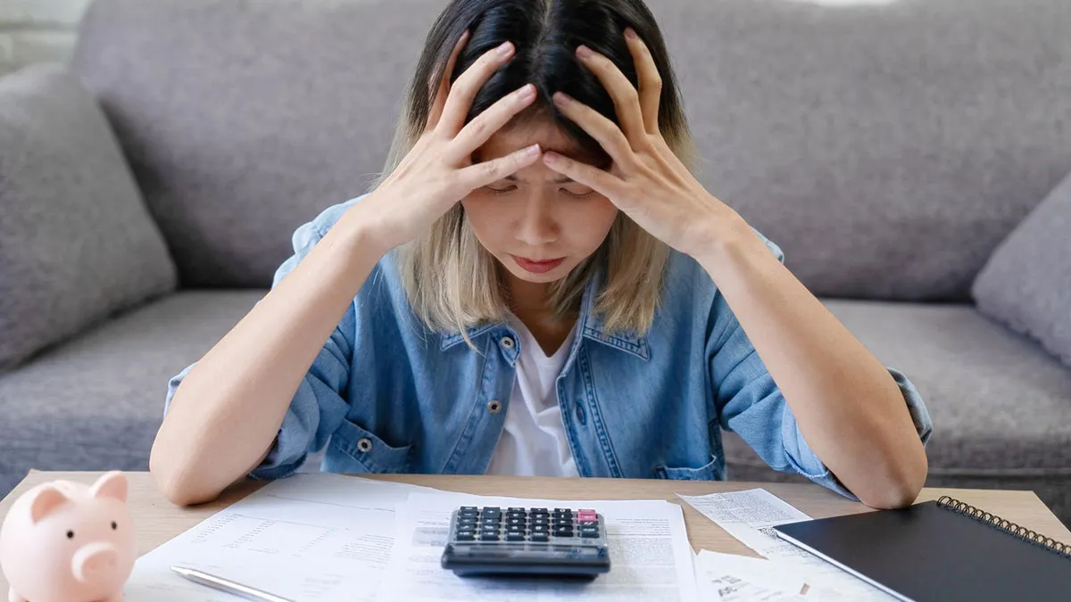 33YO Man Tests Whether Recently Homeless 22YO Date Is A Gold Digger By Making Her Pay For Dinner