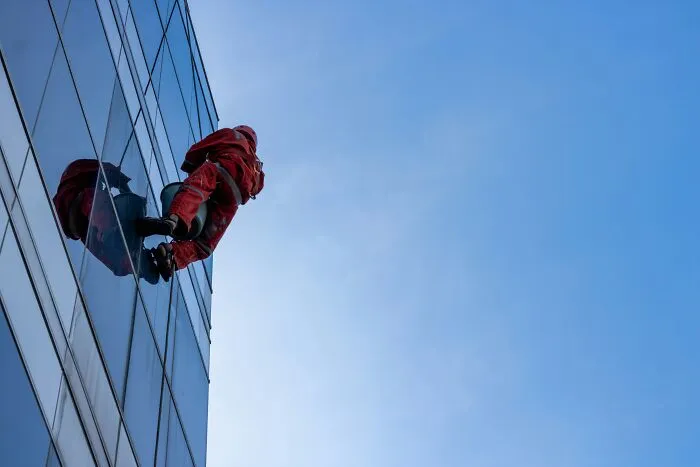 “Hilariously Awkward”: 37 Things Window Cleaners Didn’t Expect To See While On The Job