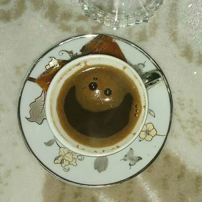 33 The Most Unintentionally Hilarious "Coffee Faces" Found In Foam Shared By This Community