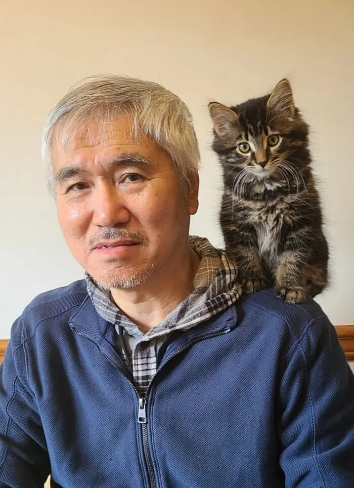 Papá: "¡No, no puedes traer un gato a nuestra casa! No soporto estar cerca de esos animales".