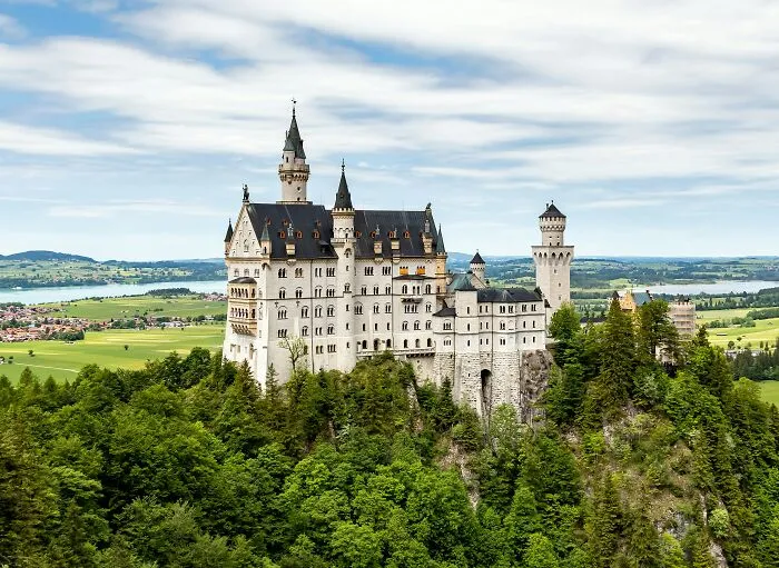 “Many People Still Believe It”: 25 Silly Yet Popular Myths About Iconic Landmarks Around The World