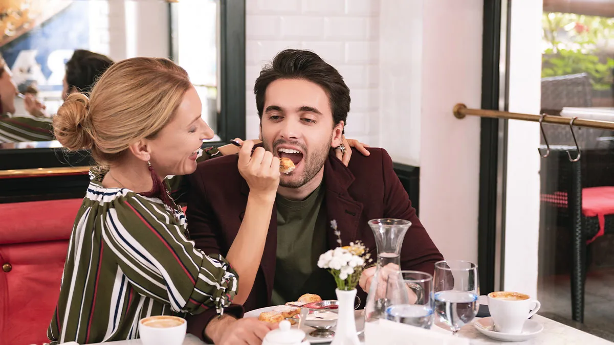 Woman Leaves Dinner Hungry Again After Sharing Her Food, Gets A Reality Check From Boyfriend