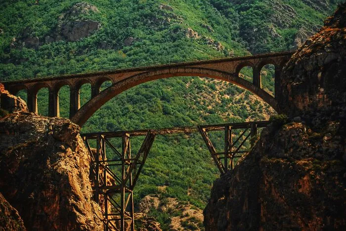 “Many People Still Believe It”: 25 Silly Yet Popular Myths About Iconic Landmarks Around The World